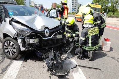 Bei einem Unfall auf der Brückenstraße in Chemnitz sind zwei Personen verletzt worden.