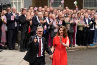 Sir Keir Starmer, neu gewählter Premierminister von Großbritannien, trifft mit seiner Frau Victoria nach dem Sieg der Labour-Partei bei den Parlamentswahlen zum ersten Mal in der Downing Street Nr. 10 ein.