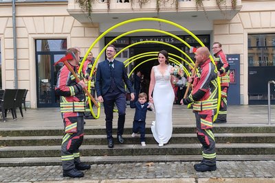 Vor dem Zwickauer Rathaus: Alice und Maximilian Thiele haben im September 2024 in der Jakobskapelle geheiratet.