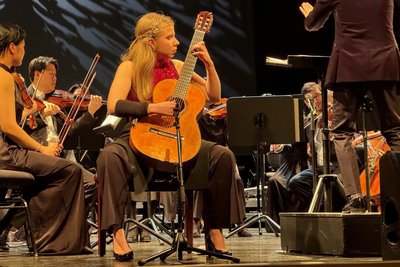 Konzertgitarristin Laura Lootens begeisterte als Solistin beim 5. Sinfoniekonzert der Mittelsächsischen Philharmonie in Freiberg.