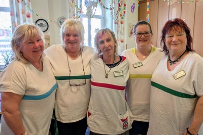 Stella Kaeselitz (2.v.l.) und ihr Team betreuen die Gäste der Tagespflege der Volkssolidarität in Freiberg.
