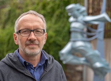 Olaf Horlbeck tritt für Bündnis 90/Die Grünen im Vogtland als Direktkandidat zur Bundestagswahl an. Für das Foto wählte der Tischlermeister und Gestalter den Skulpturenpark am Malzhaus Plauen.Foto: David Rötzschke