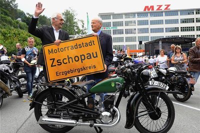 Der gleichnamige Enkel des DKW-Firmengründers Jørgen Skafte Rasmussen (l.) und Ex-VW-Chef Carl Horst Hahn gaben sich vor einem Jahr die Ehre, als Zschopau den Titel Motorradstadt verliehen bekam. An dieser Stelle wird in einer Woche nun wieder gefeiert.