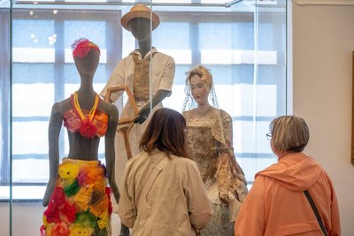 Besucherinnen betrachten historische Roben in der neuen Sonderausstellung auf Schloss Rochsburg.