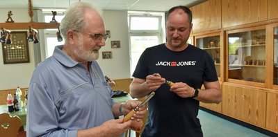 Im neuen Domizil der Borstendorfer Schnitzer hat am Samstag ein erster Kurs stattgefunden. Zu den Teilnehmern zählten Jörgen Schönherr (l.) und der stellvertretende Vereinsvorsitzende Matthias Aurich. 