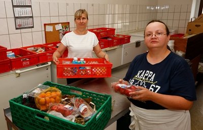 Birgit Riedel (links) und Anja Schubert mit Lebensmitteln für die Tafel. Den wenigen Spenden stehen viele Bedürftige gegenüber.