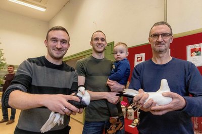 Uwe Hünel (rechts) züchtet gemeinsam mit seinen Söhnen Tom (links) und Maik in Arnsfeld Tauben. Die besten wurden zur Schau am Wochenende gezeigt. Auch Enkel Theodor schaute vorbei.