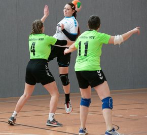 Michelle Reuter und ihre Mitspielerinnen von der HSG Zschopau/Annaberg waren gegen die Zwönitzer Abwehr um Celestine Winkler (l.) und Heike Oelschlägel (r.)im Abschluss oft nicht konsequent genug.