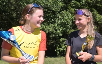 Anne Häckel (links) und Pia Loh freuen sich über ihre Siege beim Alpencup-Auftakt in Klingenthal. 