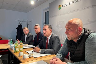 Pressegespräch in der Straßenmeisterei Heinzebank: Sprecher Stefan Pechfelder, Abteilungsleiter Rico Ott, Landrat Rico Anton und Referatsleiter Andreas Herold (v. l.).