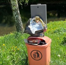 Wie am Gondelteich quillen viele öffentliche Mülleimer in Bockau regelmäßig über. 