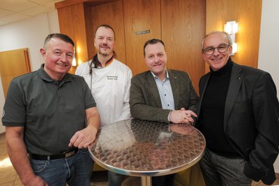 Fleischermeister Mike Geuthner, Bäckermeister Torsten Aust, MdL Jörg Schmidt und Sternquell-Produktmanager Thomas Münzer.
