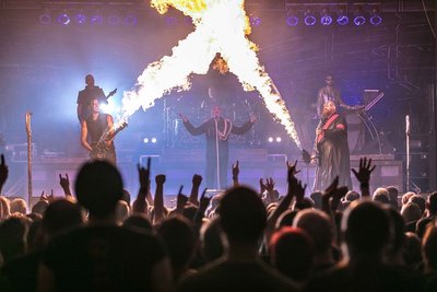 Die Rammstein-Tribute-Band Stahlzeit hat am Samstagabend das Tivoli in 