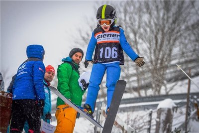 Eliah Carlos Schwab (SG Bad Elster) beim Sprung von der 8-m-Schanze.