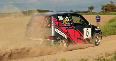 Nicht ohne Beulen geblieben, dafür aber den Sieg gebracht: Der Fiat Cinquecento von Alexander und Cornelia Klemm. 