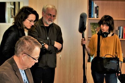 Joachim Straube (vorn) bei den Dreharbeiten im Rathaus. 
