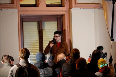 Der aus Wien stammende rechte Vordenker Martin Sellner hielt vor dem rechten Zentrum in der Chemnitzer Edisonstraße eine Kundgebung ab.