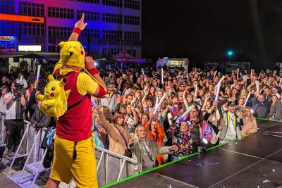Andy La Toggo bringt das Publikum vor dem alten MZ-Werk in Zschopau in Stimmung.