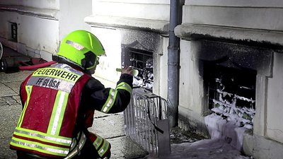 Die Feuerwehr prüft den Keller in der Winklerstraße nach dem Brand.