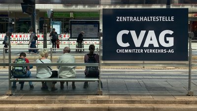 Nicht nur an der Zentralhaltestelle warten Fahrgäste ab Montag vielfach fünf Minuten länger. 