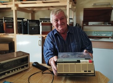 Klaus Erler mit dem Tonbandgerät "Uran", das er sich von seinem ersparten Geld 1968 in Lengefeld für 680 Mark gekauft hat. 