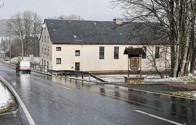 Die Jahnsbacher Turnhalle liegt direkt an der Geyerschen Straße. Der Stadtrat von Thum hat jetzt über den Verkauf entschieden. 