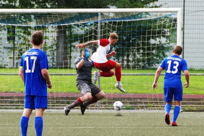 Die Entscheidung im Regen von Großrückerswalde: Per Abstauber überwindet Torjäger Devon Klitzke den Torhüter der Gastgeber, Felix Müller, zum dritten Mal und besorgt den 5:2-Endstand. 