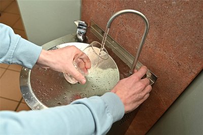 Schüler hatten im Rahmen eines Projektes den neuen Brunnen gewünscht.