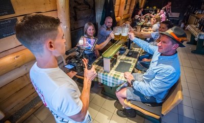 Biertrinken ist Schwerstarbeit: Patrick Weigel (r.) und Frances Klose (l.) mit ihren Wiesn-Komparsen. Paul Geschwandtner an der Kamera.