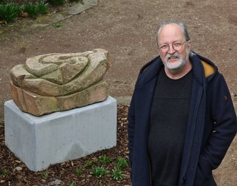 Künstler Peter Geist aus Göpfersdorf mit seinem Werk "Labyrinth", das auf einem eigens angefertigten Betonsockel im Stadtgarten aufgestellt wurde.