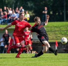 Noch ein Versuch: Auch Jonas Arnold (r.) vom TSV Penig blieb gegen den SSV Königshain-Wiederau um Philip Geschwandtner (l.) erfolglos. Den Penigern gelang trotz vieler Gelegenheiten kein Treffer. 