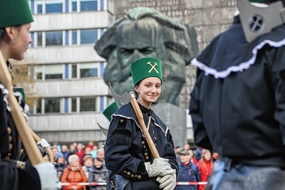 Die 15-jährige Nancy Schreiber von der Knappschaft Rittersgrün gehörte zu den vielen Kindern und Jugendlichen, die an der Bergparade teilnahmen.