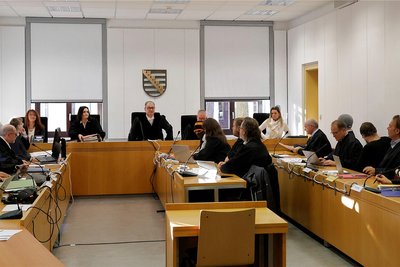Insgesamt elf Prozesstage, der nächste am Mittwoch, sind angesetzt. Der Vorsitzende Richter Jürgen Zöllner musste sich zum Auftakt Fragen zu fehlender Technik gefallen lassen.