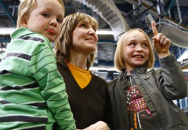 Drei von 7500 Gästen: Simona Winkler aus Chemnitz mit ihrem Sohn Till (3) und Tochter Linda (7) waren dieses Jahr zum ersten Mal im Druckzentrum und beeindruckt "von der langen Schlange an der Decke".