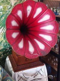 Ein rotes Grammofon von etwa 1915 aus deutscher Produktion.