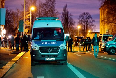 Die Polizei schuf mit sogenannten Hamburger Gittern einen 50-Meter-Streifen Niemandsland zwischen den beiden Lagern.