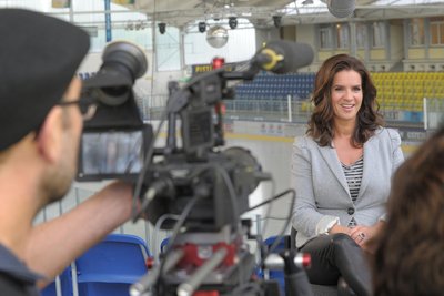 Katarina Witt bei Dreharbeiten in der Wettkampfhalle des Eissportzentrums Chemnitz.
