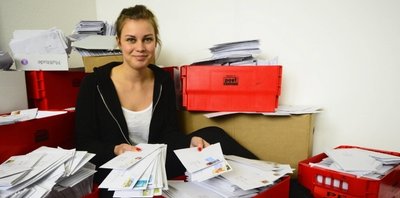 Anne Zimmermann mit den Briefen zur Patientenumfrage. 