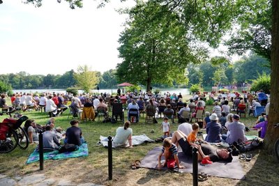 Das schöne Wetter lockte etwa 200 Gläubige an den Schloßteich. 