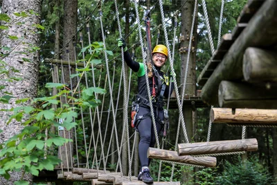 Den Kletterpark an den Greifensteinen gibt es seit 17 Jahren – anfangs mit sieben Parcours. Heute sind es elf, mit 90 Elementen. 20 Mitarbeiter, davon gehören zehn zum Stammpersonal, sind in der Saison von April bis Oktober eingesetzt – hier Julia Kiefer bei der Premiere.