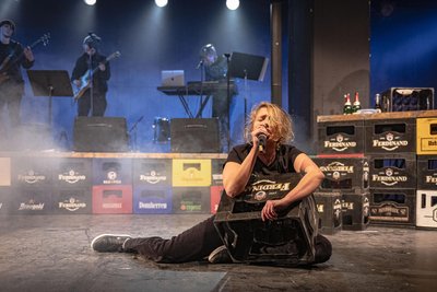 Paula Irmschlers Roman „Superbusen“ wurde 2022 zu einem Theaterstück am Schauspiel Chemnitz verarbeitet. Maga Decker spielt die Gisela.