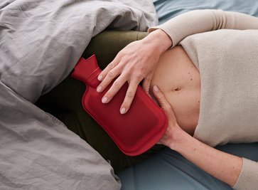 So starke Schmerzen, dass das Arbeiten schwerfällt - dennoch sprechen viele Frauen im Berufsalltag nicht über ihre Menstruationsbeschwerden.