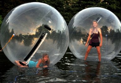 Koordinationstraining auf dem Gondelteich: Celine Döhring und Lisa-Marie Freier im Wasserlaufball.