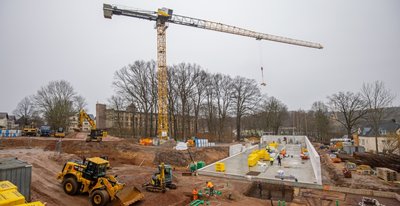 Auf dem ehemaligen Frauenklinik-Gelände in Lichtenstein ist nun eine Großbaustelle. Im Oktober 2023 soll das Seniorenheim fertig sein.