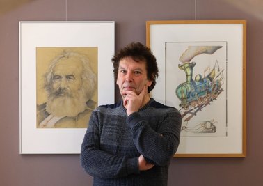 Künstler Stephan Klenner-Otto vor zwei seiner Arbeiten, die vom heutigen Donnerstag an in der Kleinen Galerie am Altmarkt in Hohenstein-Ernstthal zu sehen sind.