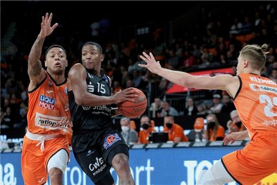 Seit er da ist, läuft es: Spielmacher Wes Clark (Mitte, hier im Spiel in Ulm gegen Yago Mateus Dos Santos (links) und Thomas Klepeisz) kam im Oktober zu den Niners zurück. Seitdem haben die Chemnitzer Basketballer drei Spiele in Folge gewonnen.