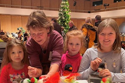 Felicitas, Carola Zeiger, Elizabeth und Frieda (von links) beim Filzen in der Stadthalle. 