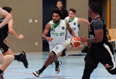 Jevon Perschnick (am Ball) treibt sein Team nach vorn. Beim zweiten Sieg in Folge führte der ehemalige Bundesligaspieler seine Mannschaft mit 21 Punkten und fünf 3-Punkt-Treffern im bayrischen Litzendorf an. 