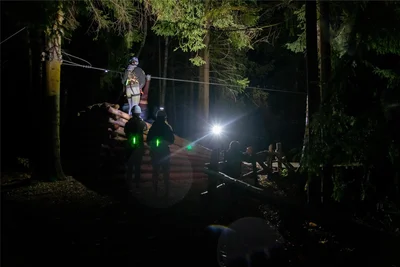 Geöffnet sind beim Nachtklettern alle zehn Abfahrten. Die Längste mit dem Namen „Flying Stülpner“ führt 115 Meter über einen alten, mit Wasser vollgelaufenen Steinbruch.