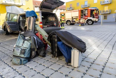 Auto Schrott, aber Instrumente gerettet: Das Bandfahrzeug der Stern-Combo Meißen hat am Nachmittag gebrannt.